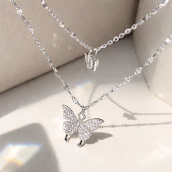 Colar Feminino Duplo com Pingente de Borboleta e Choker Prata Estilo Minimalista Aço Inoxidável Moda