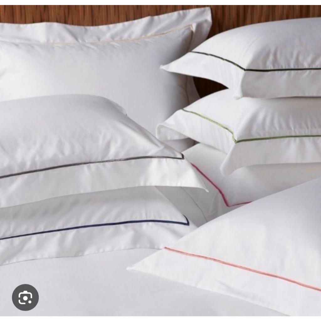 PAR DE FRONHAS COM ABA DOS 3 LADOS PERCAL 180 FIOS COM DETALHE NO SOUTACHE 70CM X 50CM