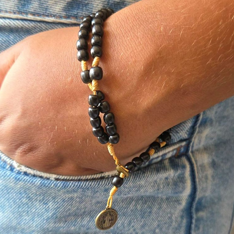 Terço Pulseira São Bento Madeira — Fé e Proteção no Pulso | Presente Religioso Católico