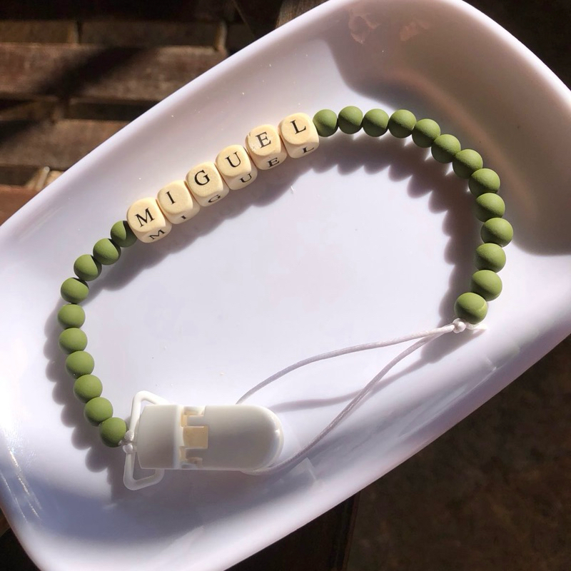 Cordão de bico com nome do bebê | artesanal feito a mão, minimalista e sofisticado 🤍