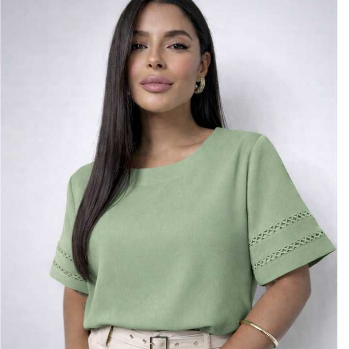 Blusa Feminina Manga Curta com Detalhe em Renda Caimento Leve Elegante / Tecido Viscolinho