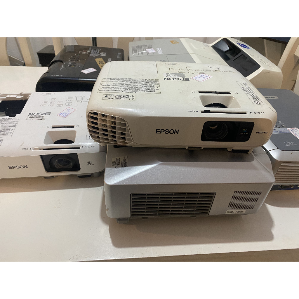 LOTE COM 6 PROJETORES EPSON / INFOCUS / HITACHI – PARA CONSERTO OU PEÇAS 💰 OPORTUNIDADE