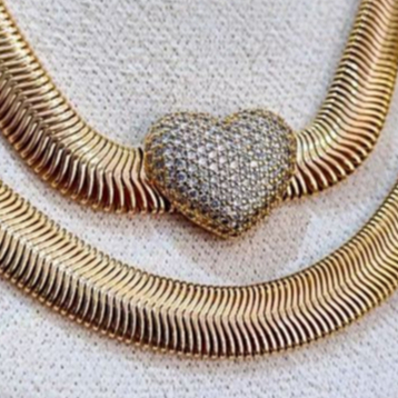 Colar semijoia malha banho ouro 18k  dourado curto, longo  maxi charm coração cravejado.