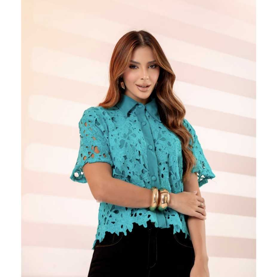 Blusa Renda Guipir Feminina Manga Curta Frente Forrada Social Elegante Botões Casual Clássica Estilosa Dia das Mães