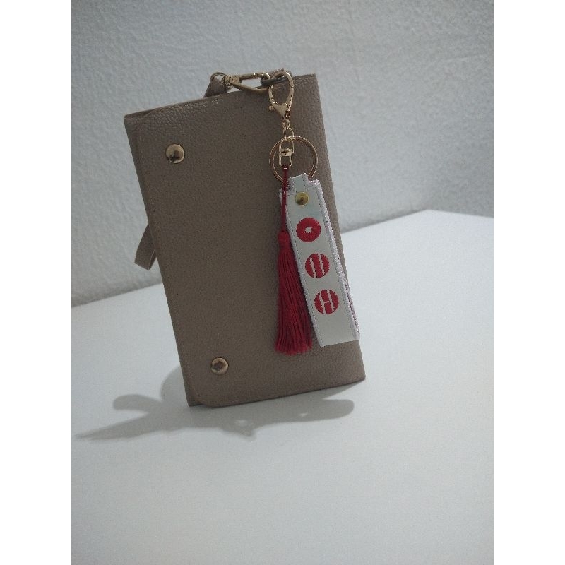 CHAVEIRO BTS ARIRANG WE ARE BACK -EM COUVIN URUGUAIO+VELUDO VERMELHO COM TASSEL E MOSQUETÃO TODO BORDADO