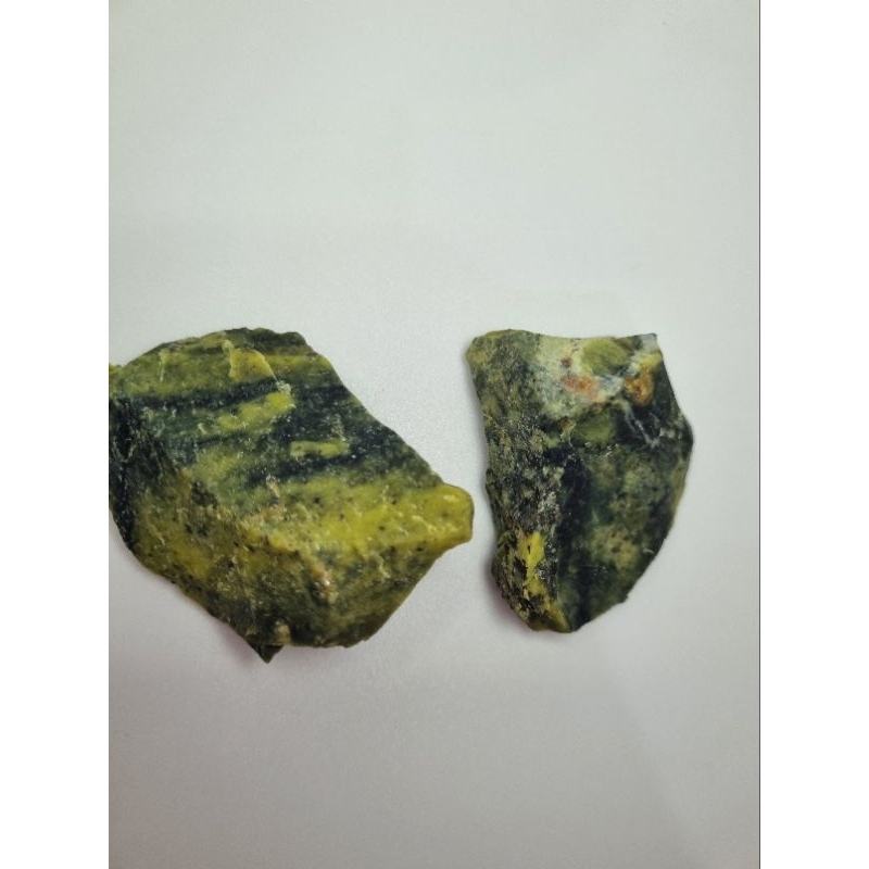 Pedra natural bruta 177g - Serpentinita- Serpentina (renovação energética, cura profunda, limpa bloqueios)