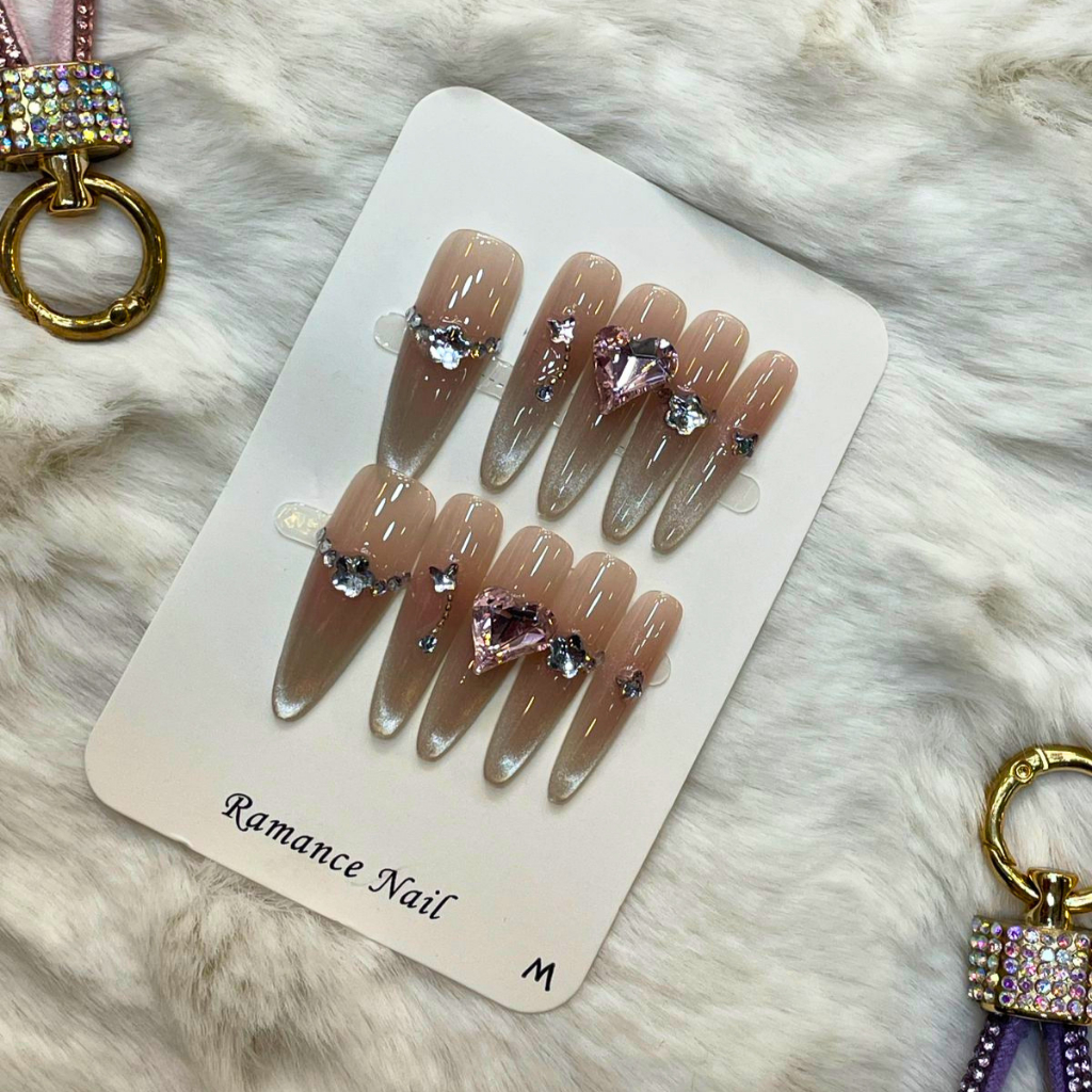 Unhas Postiças Romantic Crystal – Modelo Romantic Crystal Galaxy com Efeito Cat Eye e Joias de Coração 3D