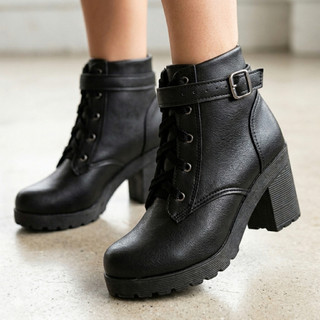 Bota Feminina Preta Fivela Bota Coturno Feminino Bota Cano Curto Salto Tratorada Ref. 20/150