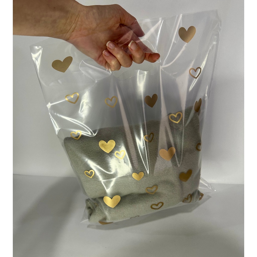 Sacola Plástica Transparente Brilhoso Alça Vazada Tamanho M 30x40cm com Corações kit 50 und — imagem 2 de 2