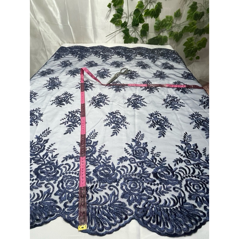 Renda By fly em tule bordado duplo barrado azul marinho flores arabescas 0,5x1.35(MEIO METRO LINEAR)