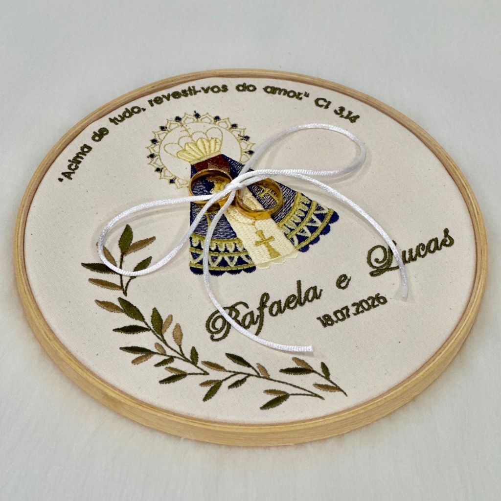 Bastidor Porta-Alianças Nossa Senhora Aparecida Bordado com Arranjo Floral Personalizado