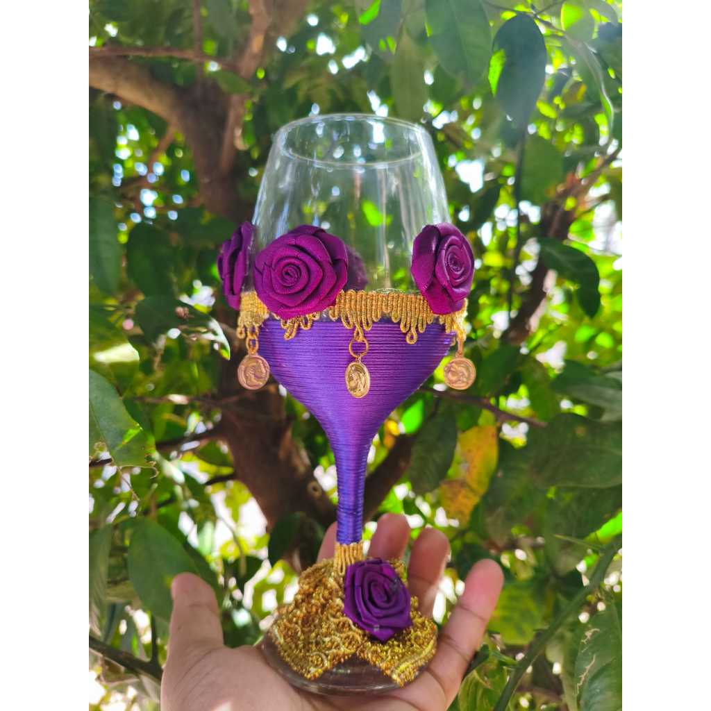 Taça de Vidro Artesanal Cigana / Pomba Gira – Roxa com Moedas e Rosas de Cetim