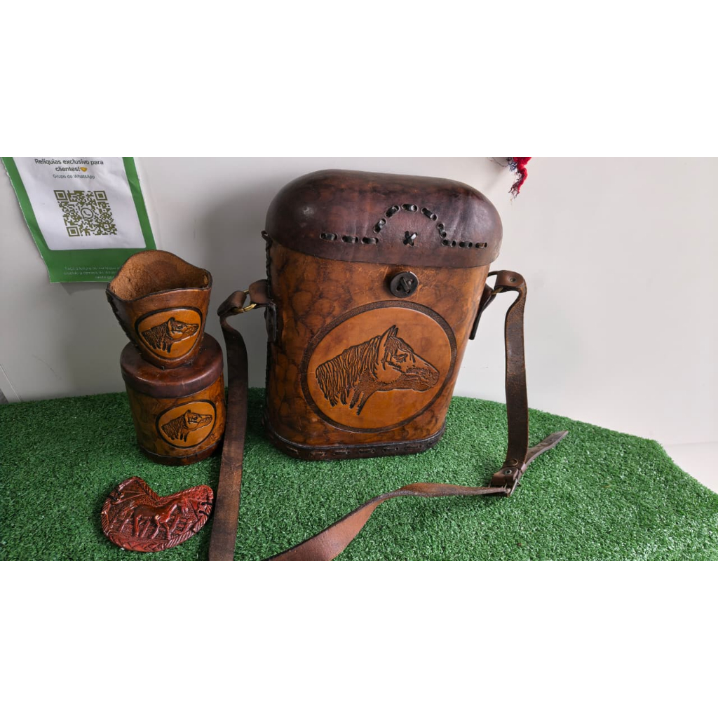 Mateira de couro legítimo, fabricada pela tradicional marca gaúcha Taura. Trata-se de um estojo ou bolsa térmica rígida