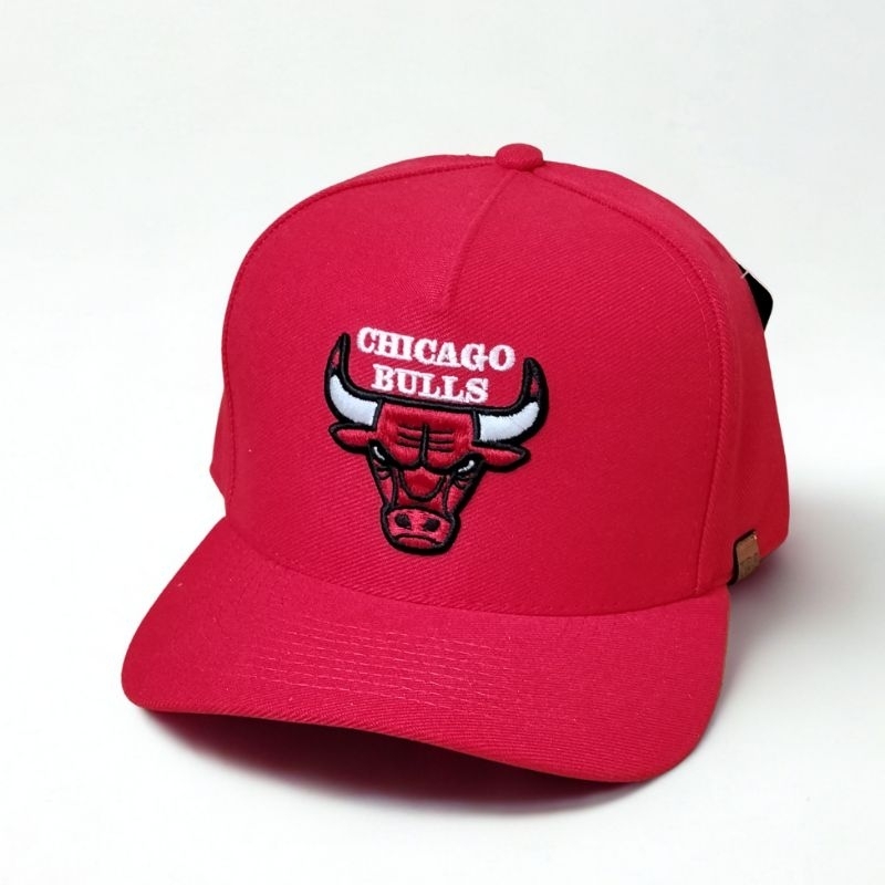 Boné Snapback Aba Meia Curva e Reta Bordado Chicago Bulls Retrô Ajustável