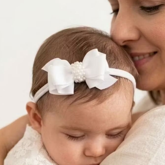 Faixa Bebê Laço Branco Batizado Luxo Pérolas Meia De Seda Confortável Macia