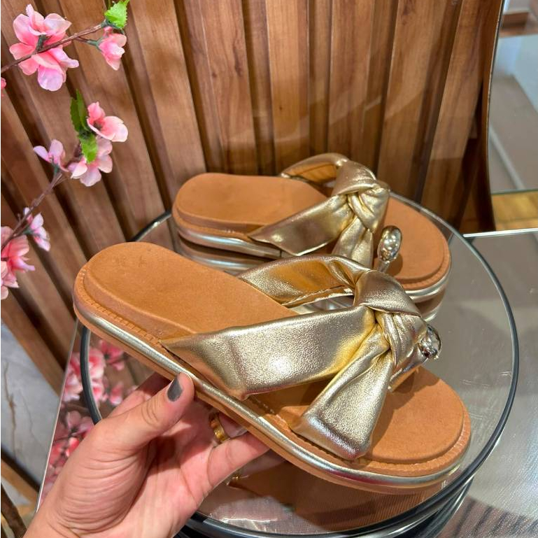 Sandália Rasteira Feminina com Laço, Detalhe Dourado, Palmilha Macia e Solado Confortável para o Dia a Dia