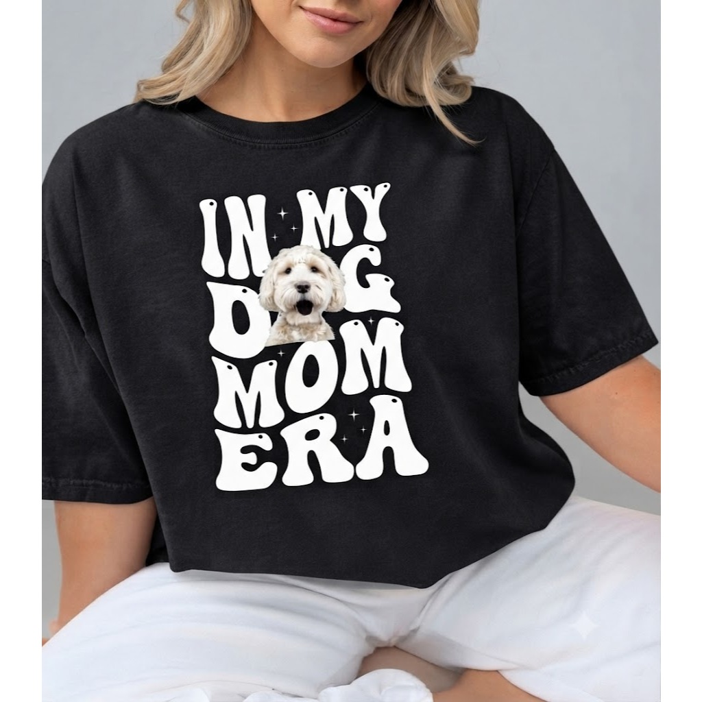 Camiseta Feminina Estampada "In My Dog Mom Era" - Algodão Premium, Confortável e Moderna