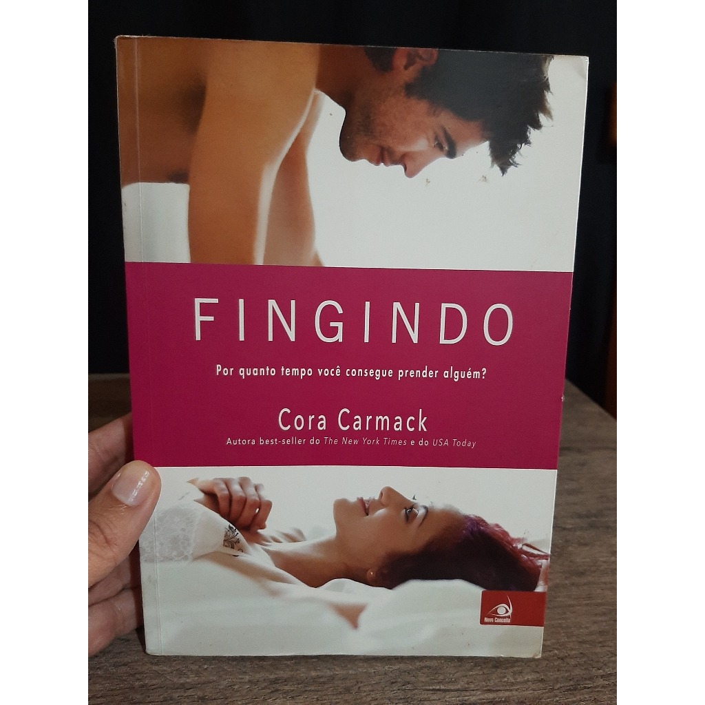 Livro Fingindo - Cora Carmack - Romance