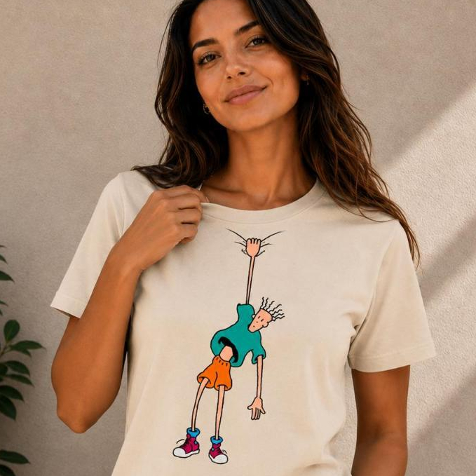 Camiseta Feminina Estampada Personagem Pendurado Divertida Casual Confortável
