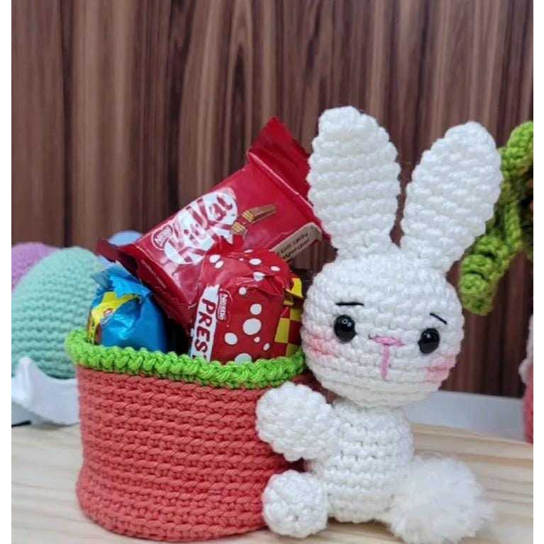 Porta Bombom Coelho de Crochê com Cestinha Cenoura | Lembrancinha de Páscoa Artesanal | Mini Cesta Porta Chocolate