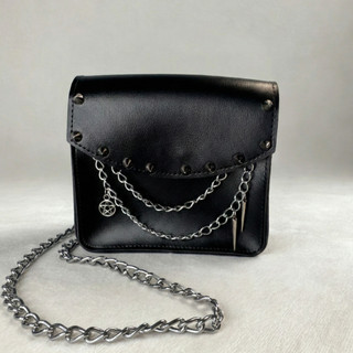 Bolsa Compacta Feminina Couro Sintético Preto Correntes Spikes Pingente Pentagrama Estilo Gótico