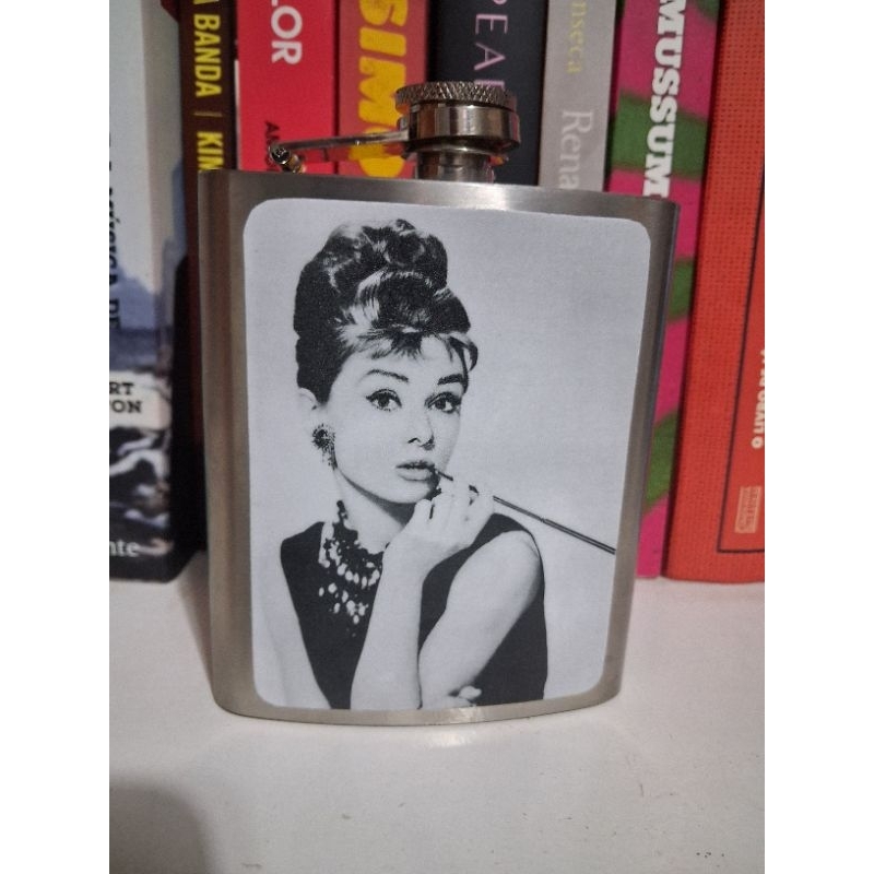 Cantil - porta-whisky - garrafa - porta bebidas AUDREY HEPBURN  BONEQUINHA DE LUXO- aço inox presente rock música cinema