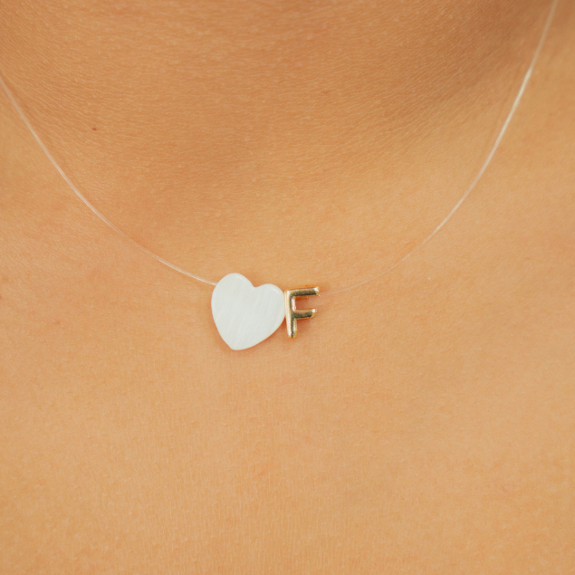 Colar Feminino Inicial Letra Nylon Com Coração De Madre Perola Banhada a ouro 18K