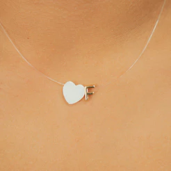 Colar Feminino Inicial Letra Nylon Com Coração De Madre Perola Banhada a ouro 18K
