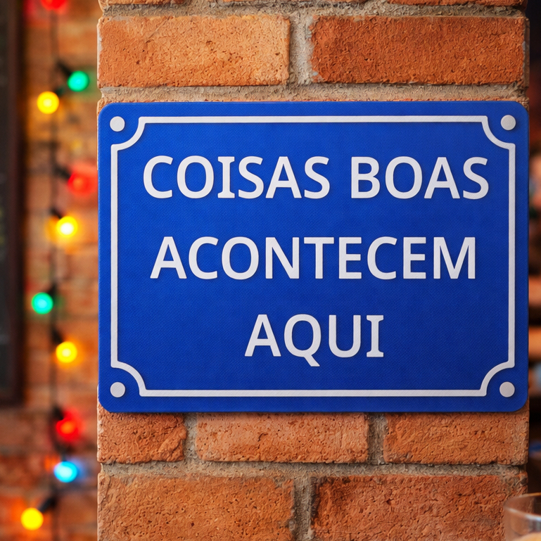 Placa decorativa imitando placa de rua 15x10cm Frase positiva Coisas boas acontecem aqui apartamento