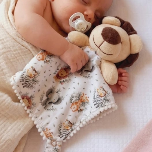 Naninha Paninho de Bebê com Prendedor de Chupeta Estampas Variadas com Bichinhos em Pelúcia Leão Elefante(a) e Urso(a)