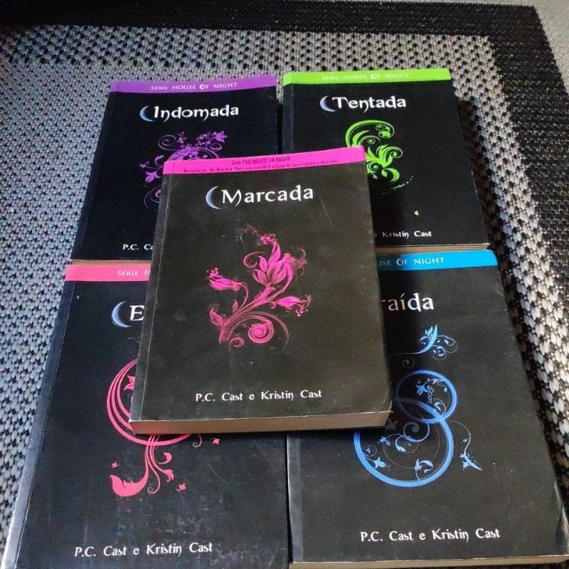 Kit com 05 livros Série House Of Night (Tentada, Marcada, Escolhida, Indomada e Traída)