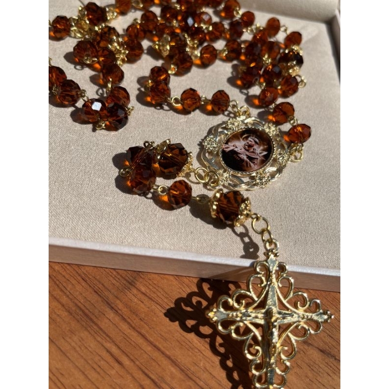 Terço São Francisco de Assis Cristais 8mm com Metais Banhados a Ouro | Presente de Dia das Mães