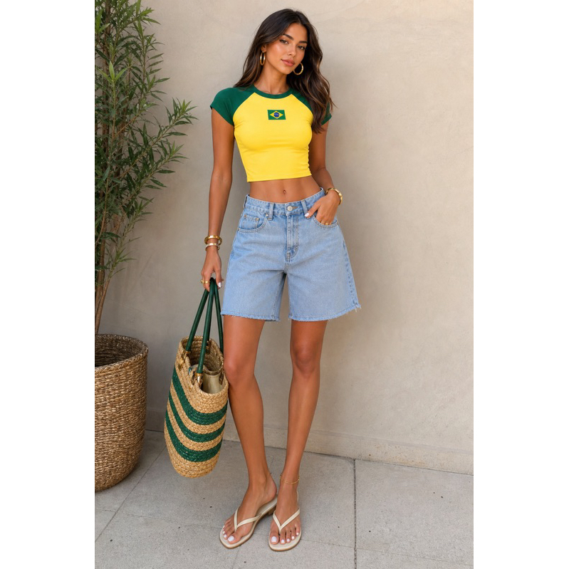 Blusa Cropped Feminina Brasil Ajustada Manga Raglan com Patch Bordado, Gola Redonda, Tecido Elástico, Top Casual Moda Ve