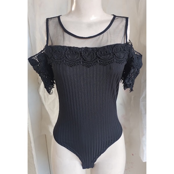 Body preto com renda e mangas estilo ciganinha