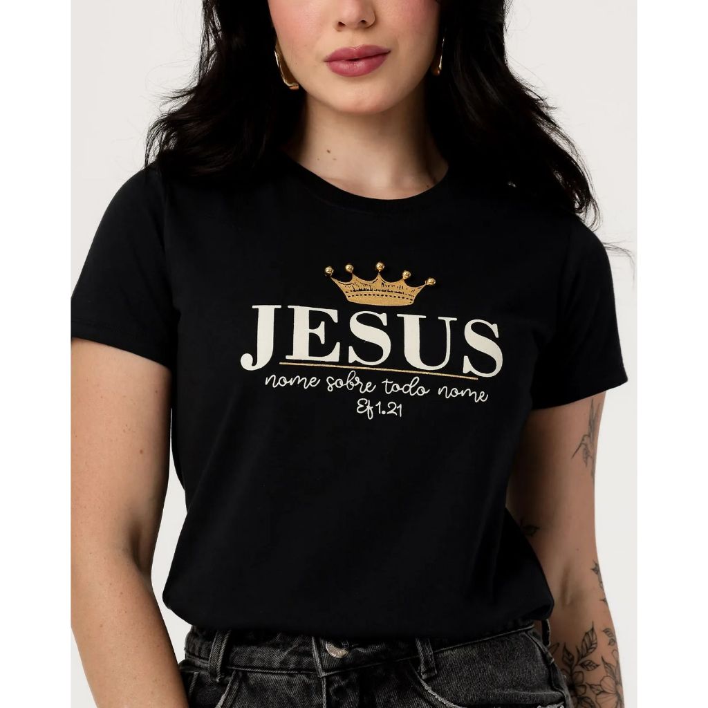 T-SHIRT JESUS NOME SOBRE TODO NOME COROA APLICACAO PEROLAS - COR PRETO
