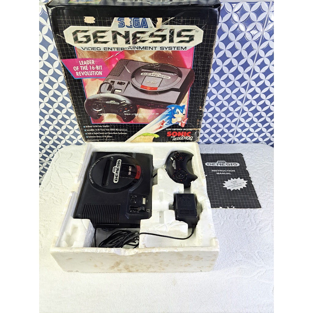 Console Sega Genesis Americano Na caixa com manual. Funcionando Normalmente.Mega Drive. com 1 jogo. Está em PAL-M.