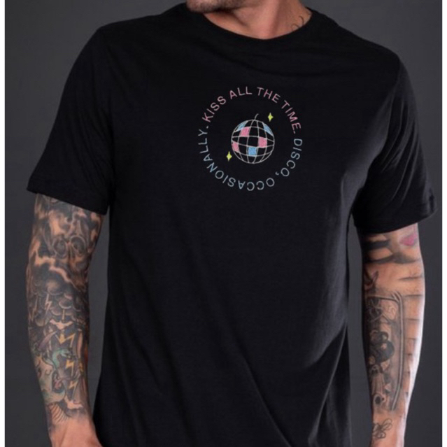 Camiseta Harry Styles - Kiss all the time. Disco, occasionally. Camisa 100% Algodão