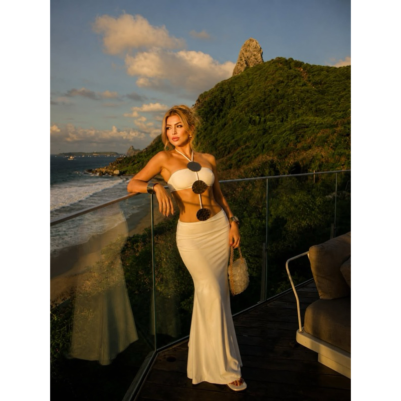 Saia Longa e Body conjunto branco com detalhes dourados Viagens Beach Club verão pé na areia