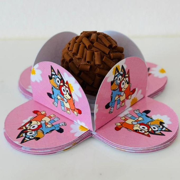 Forminha Personalizada no tema Bluey Rosa com Margaridas | Doce Brigadeiro | Aniversário | Feliz Aniversário | Parabéns