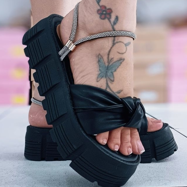 Papete Feminina Flatform Preta Sandália Confortável e Estilosa