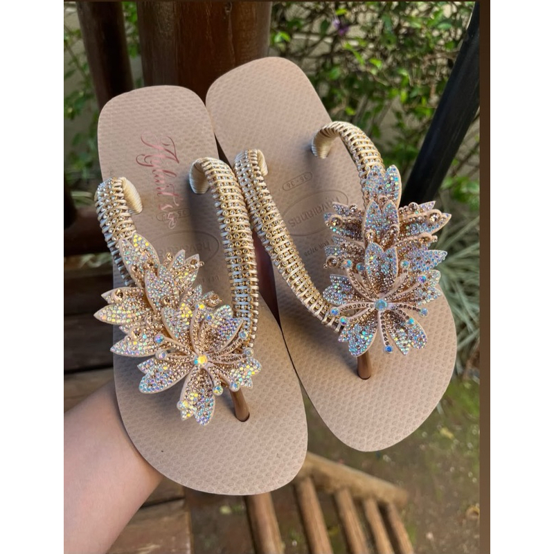 Chinelo personalizado com flor de feltro brilhante , havaianas original ..