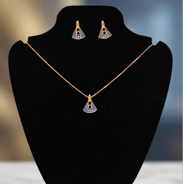 conjunto de Aparecida colar e brinco folheado no ouro 18k