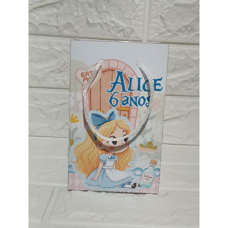 Sacolinhas Personalizadas Alice no Pais das Maravilhas Papel Offset 180G – Festa Infantil, Lembrancinha com Alça