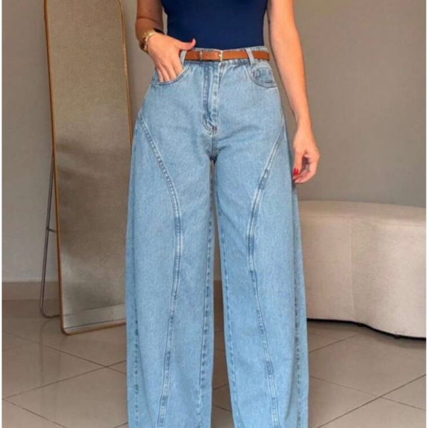 Calça jeans casual de perna larga em denim azul claro lavado com caparente corte desconstruído em formato de cimitarra