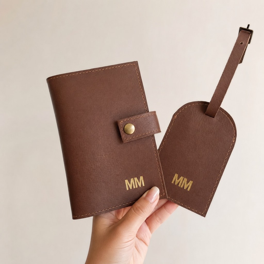 Imagem Porta Passaporte e Tag de Mala Couro Sintético Personalizado Iniciais Dourado, Prata Ou Baixo Relevo