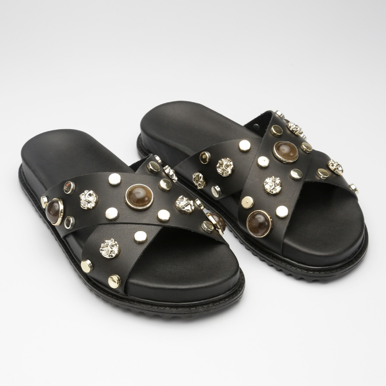 Sandália Flatform Feminina Papete Couro Rasteira Pedraria Tachas Confortável Moderna Verão