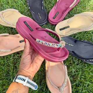 Chinelo Feminino Sola Alta Confort Com Strass Na Correia Lançamento
