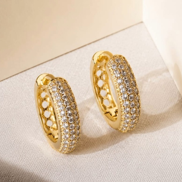 Brinco Argola Cravejada com Zircônias Banhado a Ouro 18K Luxuoso