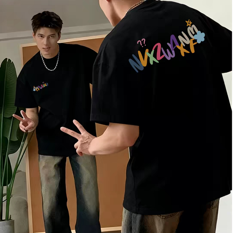 Camiseta Masculina Esportiva Solta Preto Branco, Estampa Letras Coloridas nas Costas, Camiseta Básica de Algodão para Us