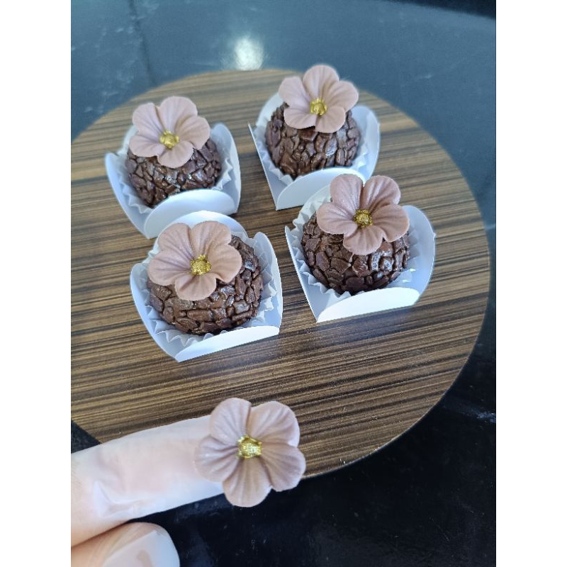 APLIQUES DE LEITE EM PÓ -FLORES. 50 UNIDADES 2CM cores via chat em Oferta na Shopee